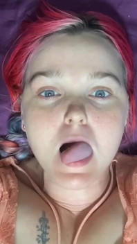 Lidah panjang berbulu, menjilat, menghisap pada awak