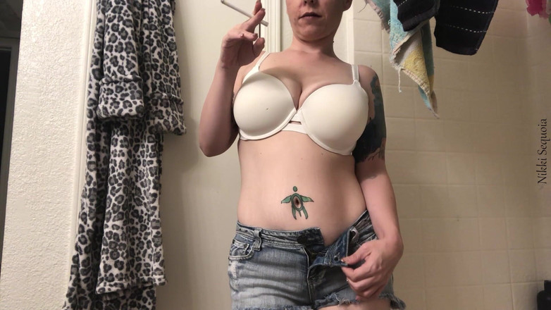 Nikki's Fetishes: La sorellastra sorpresa a fumare