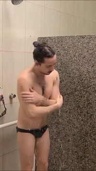 Dopo la piscina una lunga doccia deliziosa