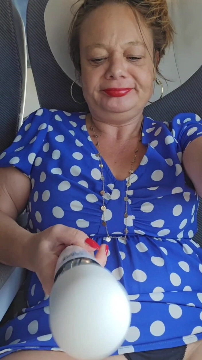 Sofy13: 이 보지를 핑거링하고 바깥에서 딜도를 좋아하는 미시 엄마 모음집