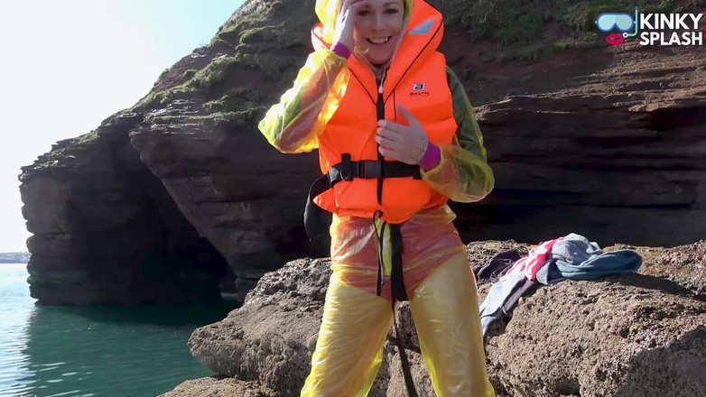 UKCuteGirl Lucy Lauren: Kamizelki ratownicze, PCV i neopren nasączone w słońcu i spunk