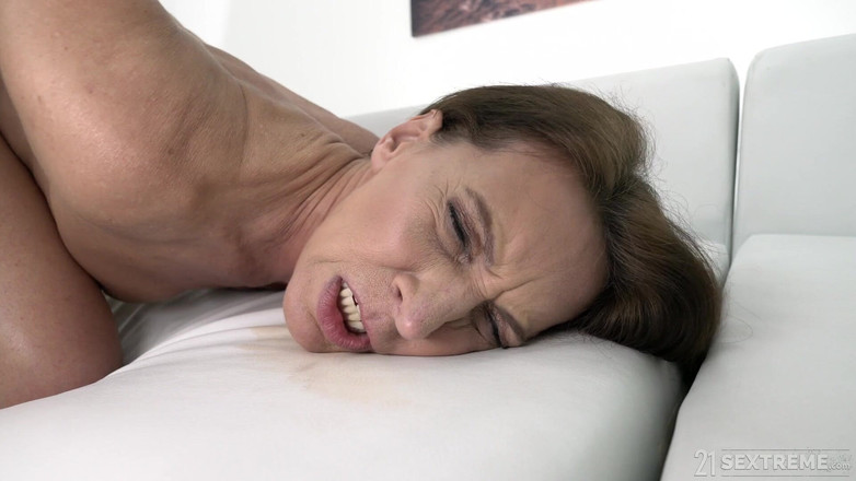 21 Sextreme: 21 sextreme - geile oma neemt een grote lading op haar...