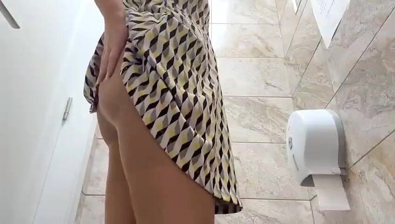 Step Mommy: パンストとハイヒールの淫乱熟女が公衆トイレでオナニー