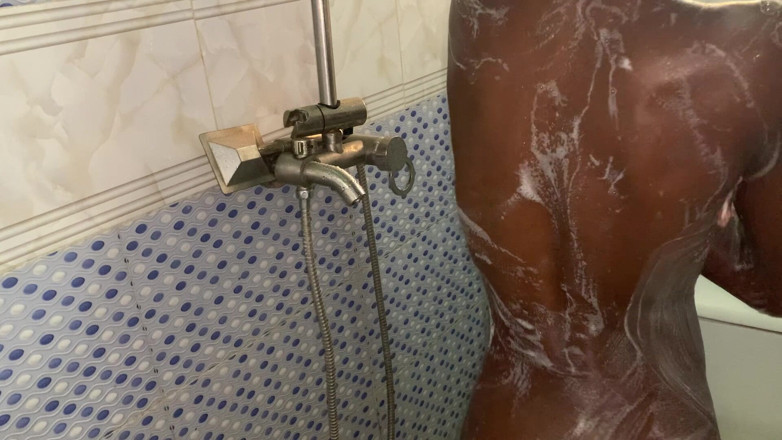 Browngurl234: Gagică sexy negresă tachinează la baie frumusețe naturală cu forme