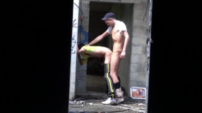 YOUNG FRENCH DUDES FUCKERS: Шмотку трахнули молодые футболисты на улице