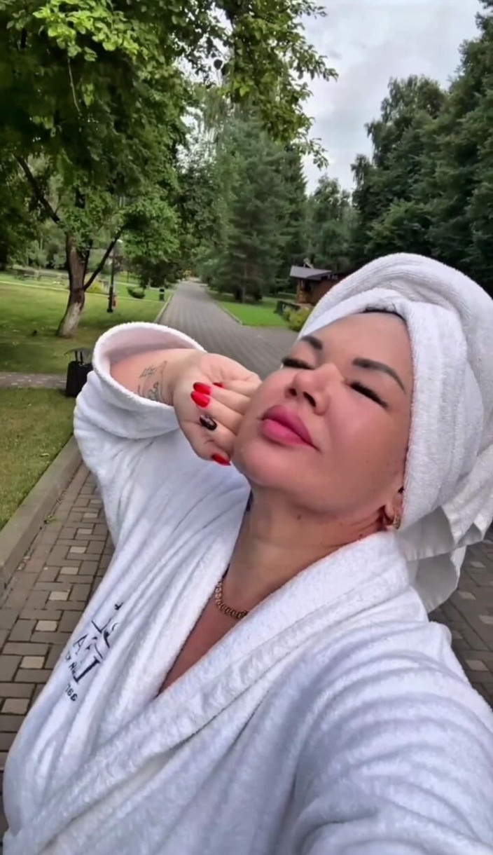 KarmenMilf: बड़े स्तन और गांड वाली सौतेली मम्मी अपने गीले छेद दिखाती है