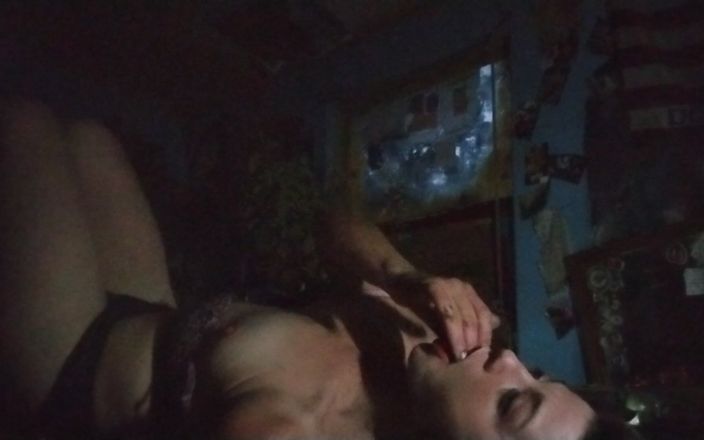 Freakshowsuckerr: Frumoasa brunetă se joacă cu ea pe canapea
