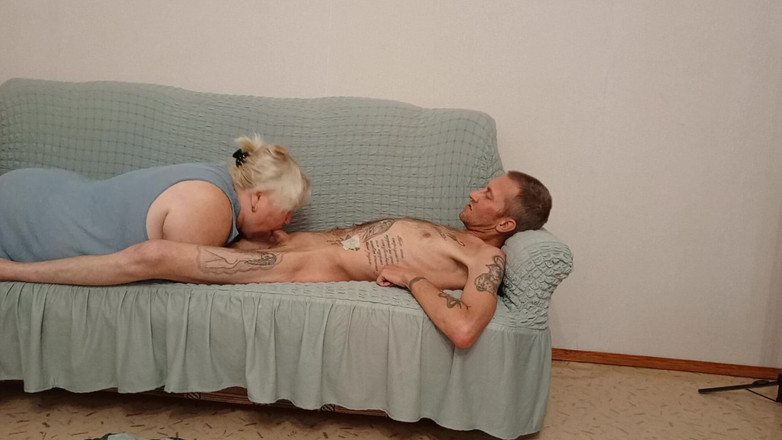 Zona901: Fru tittar på när granne ger djup avsugning och sväljer...