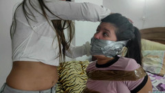 Selfgags Latina Bondage: Mary ingin diikat dan disumpal dengan ganas!