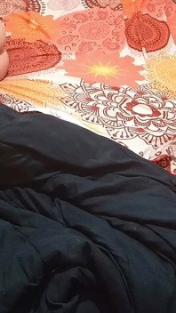 Il mio patrigno sembra pensare che mi piacciano davvero le sue visite serali.