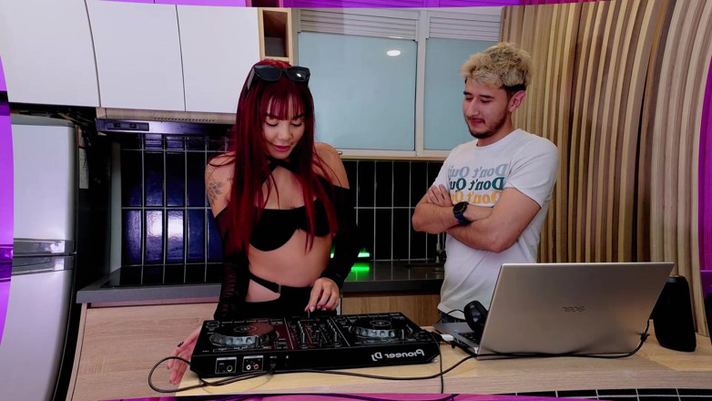 Tommy Santox: Sexy nadržená vysokoškolačka chodí na lekce cj, ale nakonec kouří...