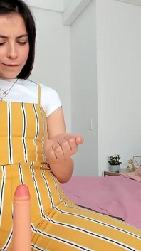 かわいいアリス かわいい顔のスラットが柔らかい手であなたのペニスをマスターベーションし、油っぽいフットジョブをします