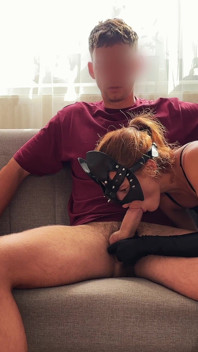 Afspraakje met een vreemde waarna ze thuiskomt met sperma op haar leren legging