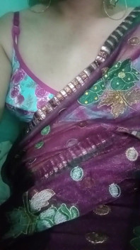 Indischer schwuler transvestit gaurisissy zeigt ihren ganzen körper und drückt und spielt mit ihren großen möpsen in rosa sari