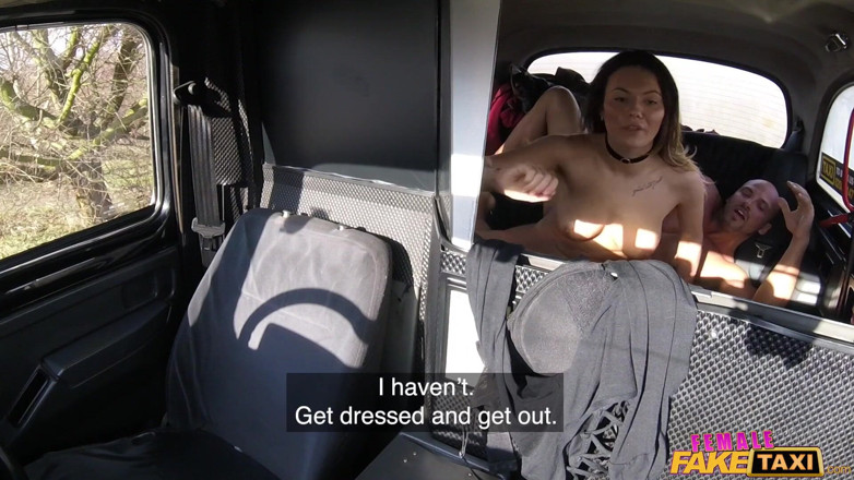 Female Fake Taxi: Ženský Fake Taxi - Fit Taxikář jezdí na péru jako profesionál