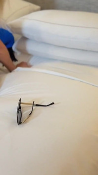 Komşuların annesi beni kurabiyesini sağmaya davet ediyor