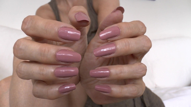 Lady Victoria Valente: Emocionantes uñas rosadas largas, instrucciones de paja, Lady Victoria Valente