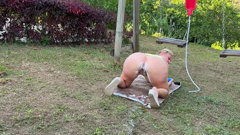 Blondelatinmom: Süt ve krem ile erotik lavman