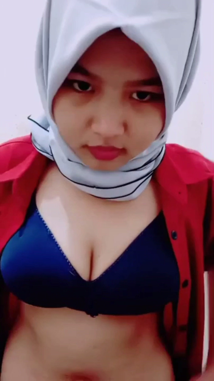 Jilbab69: Hijab Kommt Geil Von Der Arbeit Nach Hause, Masturbiert in...