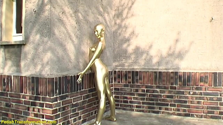 Fetish Islands: Real flexible contortionist gets golden painted
