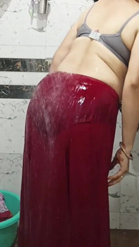 Priya Bhabi - show de banho na bunda grande