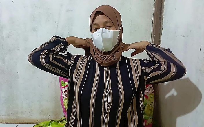 Rania: Guru Hijab Masturbation