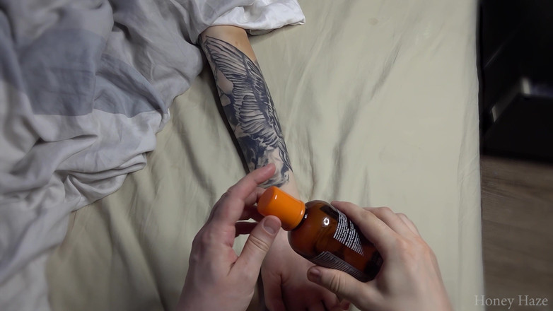 Honey Haze: 继女手部按摩变成了打手枪。Honey Haze