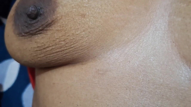 Wifeee: 我村里的可爱阿姨想要用红口交鸡巴按摩他的胸部