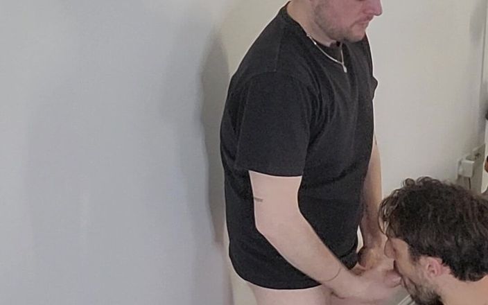 Twotwinkhusbands: 英国小伙子在他自己的屁股上堵嘴