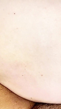 Yağlanmış büyük götlü orta yaşlı seksi kadın kovboy kıza biniyor