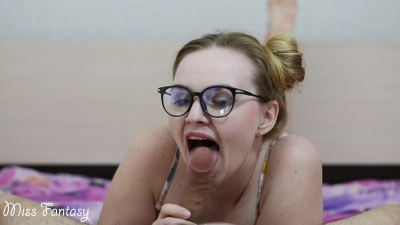 Miss Fantasy: La giovane studentessa ama succhiare cazzi duri