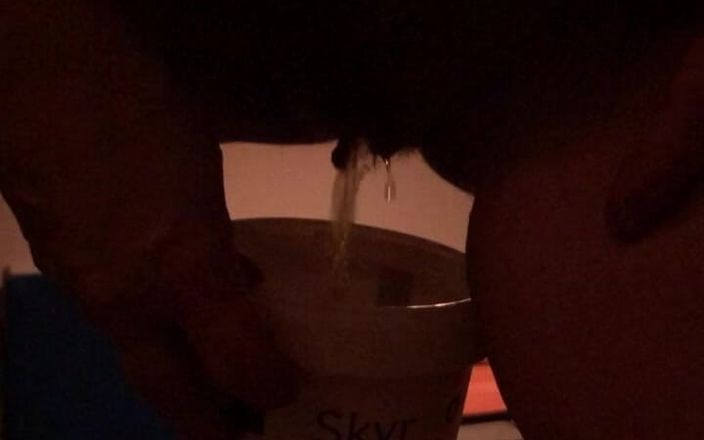 Hotwifekbh: Wielkie cycki żona sika amatorskie domowej roboty 2