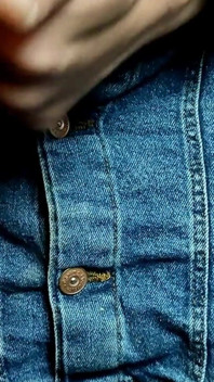 Melancap dan pancutan mani dalam skirt seluar jeans