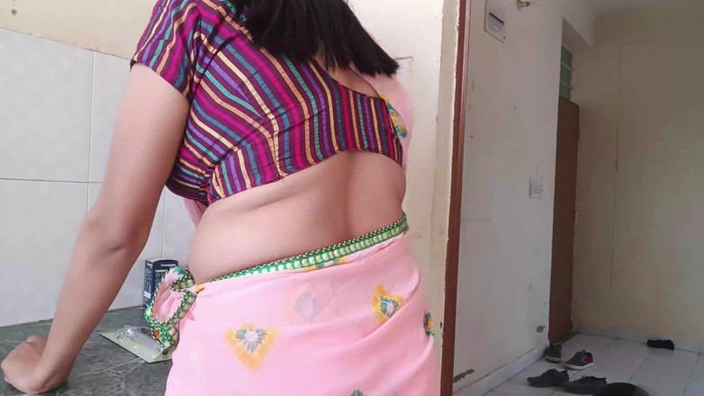 Yourdidipriya: Desi Bhabhi arbeitete in der küche, als ihr junge kam...