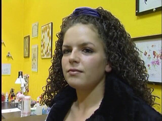 Lucky Cooch: Brunette babe met geweldig lichaam wil een tatoeage krijgen