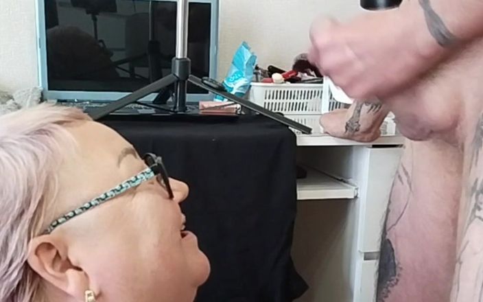 Zona901: Un beau-fils baise sa belle-mère dans la bouche et lui éjacule...