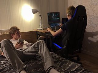 Max Gen: Rozptýlil chlapa ze hry a svedl ho k sexu, šťavnaté kouření...