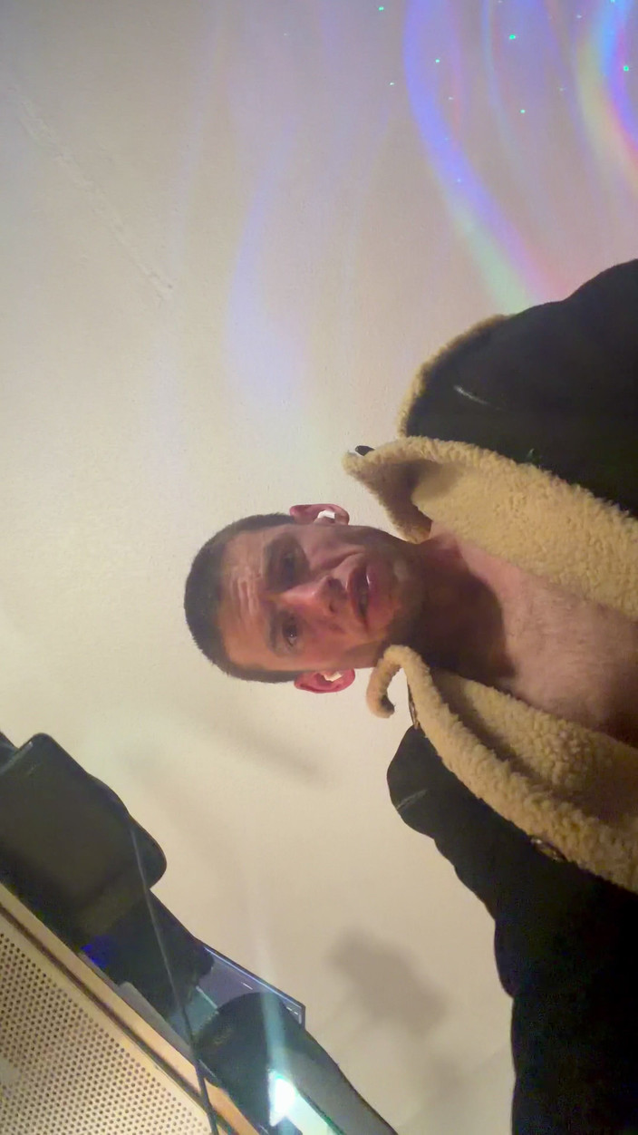 Savage confidence: Camera se uită la mine în timp ce mă masturbez pe...