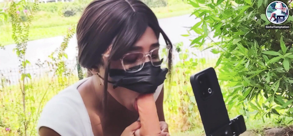 Ziya: Mamada con consolador en el parque público al aire libre