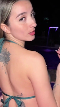 Una Dura Scopata in Piscina Con La Bellissima Colombiana Abbylove7