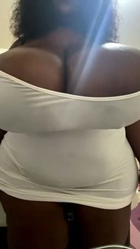 Negra grandota hace striptease