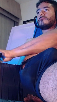 Brünetter latina-mann und springt mit seinem penis sexy, bis er kommt