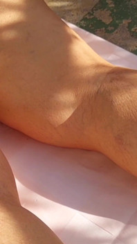 La Moglie Bionda Amatoriale Gode Dell'adorazione Dei Piedi All'aperto