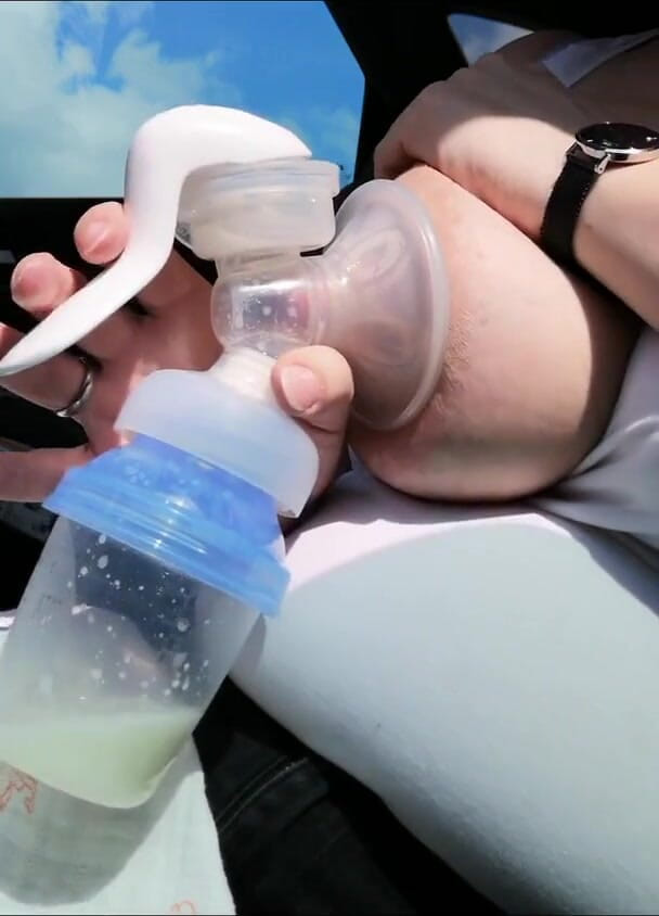 Lily_Lacto: Bombeando mis tetas de leche vacías en el coche