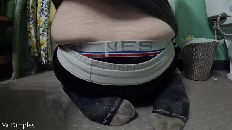 Mr Dimples: Venkovka se baví ve vaně. Celý film