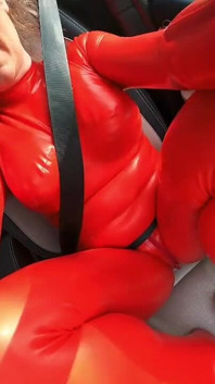 Transpirație în costum de latex