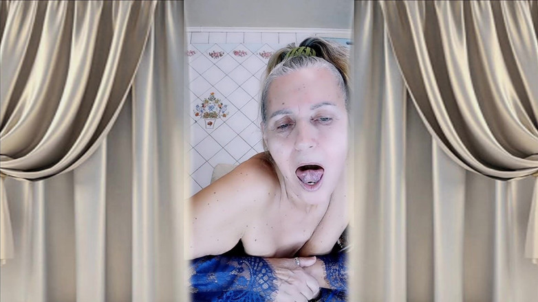 Lukerya: Ama De Casa Caliente Lukerya Coquetea Con Una Bata Azul...