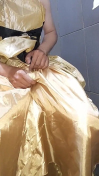 Goldsatin, seidenkleid, langes kleid, masturbation am abendkleid