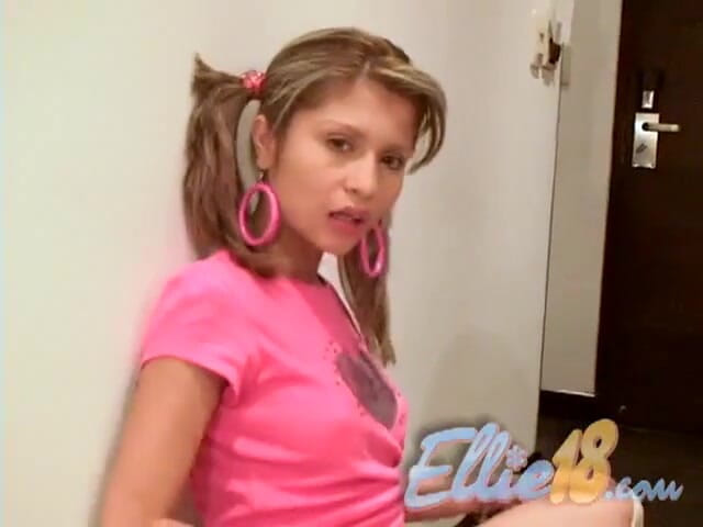 Ellie 18: เอลลี่ 18 น่ารักไม่ว่าเธอจะดูเธอช่วยตัวเอง