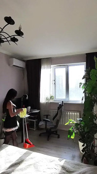 a angajat o menajeră să curețe apartamentul... Dar, în cele din urmă, a făcut-o